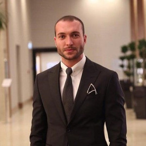 Актер Гёркем Севиндик в роли Кадир Яник