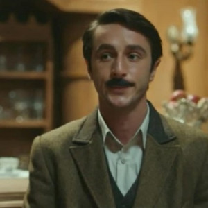 Актер Ахмет Рифат Шунгар в роли Фарук Сезери