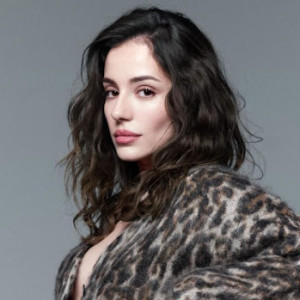 Актер Эбрар Карабакан в роли Афра Акьол