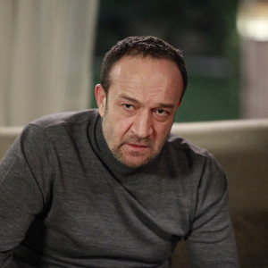 Актер Сенер Савас в роли Садик Гюлериюз